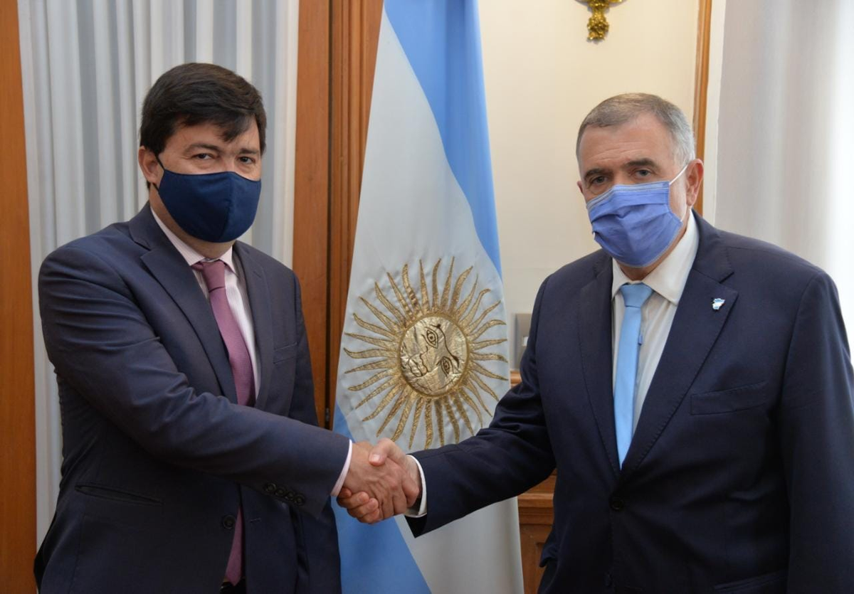 Eugenio Agüero Gamboa, ministro de Seguridad, junto al gobernador Osvaldo Jaldo. 