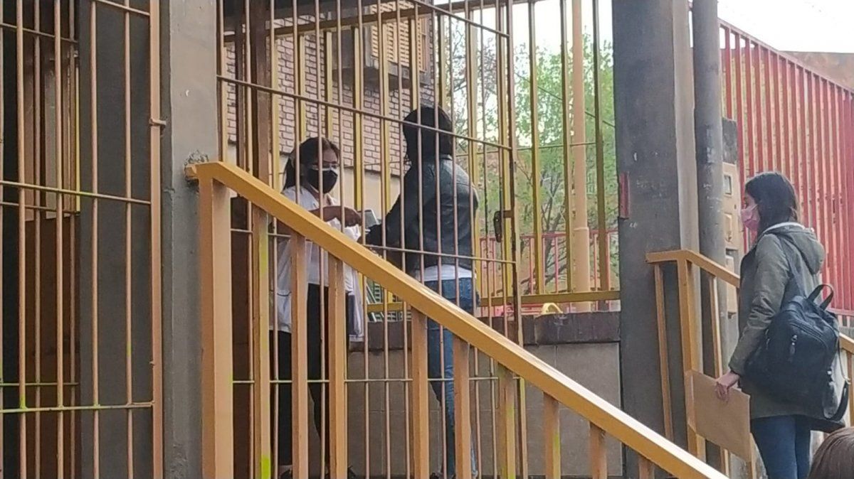 Con algunas demoras, los tucumanos concurren a las urnas