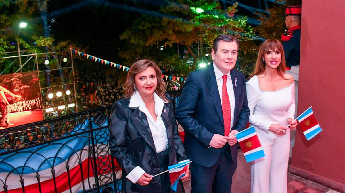 M&aacute;s de 80.000 personas cantaron el feliz cumplea&ntilde;os a la Madre de Ciudades. (Foto: Diario Panorama) &nbsp;