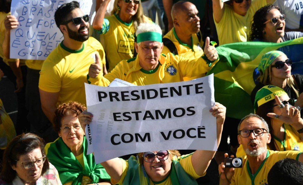 Bolsonaro refuerza su perfil populista con el apoyo de los fieles más radicales