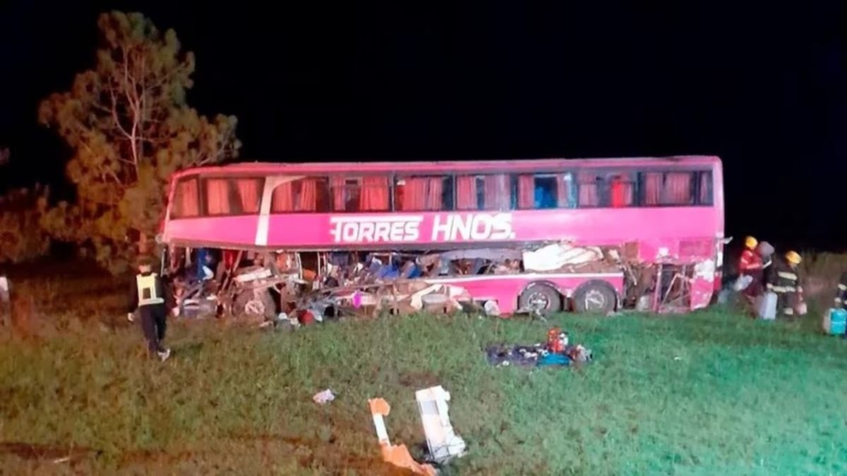 Choque entre un colectivo y un camión: cinco muertos y cuatro heridos