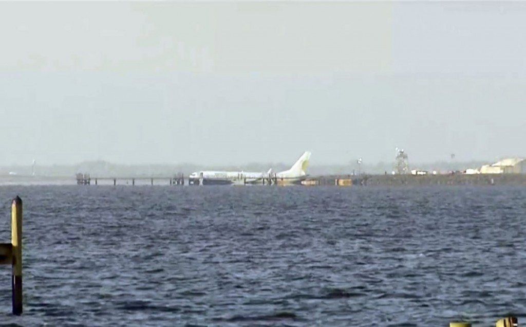 Estados Unidos: un avión despistó y cayó en un río de Florida