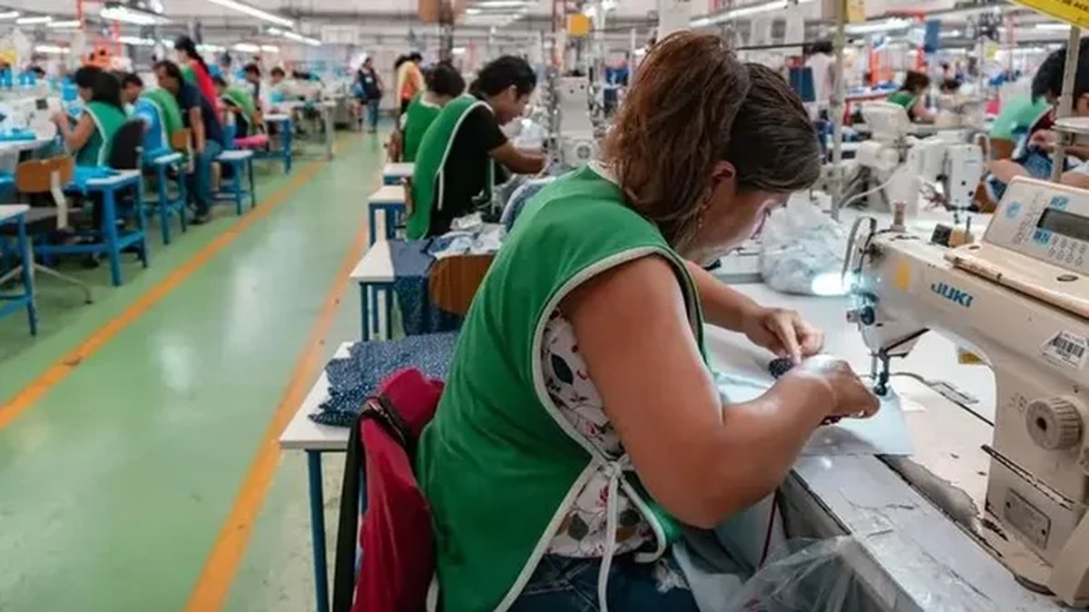 Advierten que una canasta de ropa cuesta casi un 40% más que el promedio de la región. (Foto: ámbito)