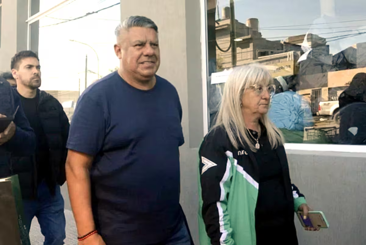 Chiqui Tapia lleg&oacute; a Bah&iacute;a Blanca con las donaciones de los clubes. Foto: La Naci&oacute;n