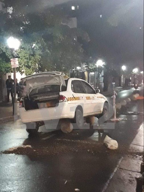 Nuevas veredas: Un taxista se llevó por delante las esferas de cemento de calle 25 de Mayo al 300