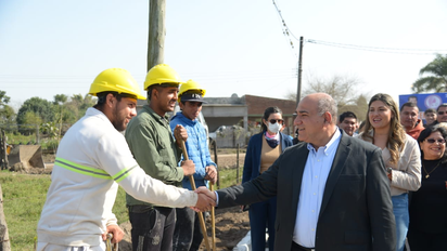Juan Manzur supervisó obras en un barrio de Famaillá