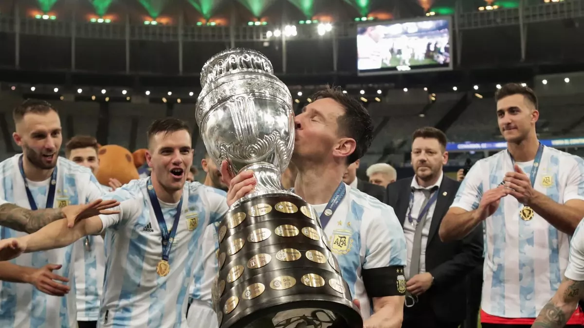 Messi besando la copa. El crack rosarino fue determinante en el título. Un 2021 brillante.