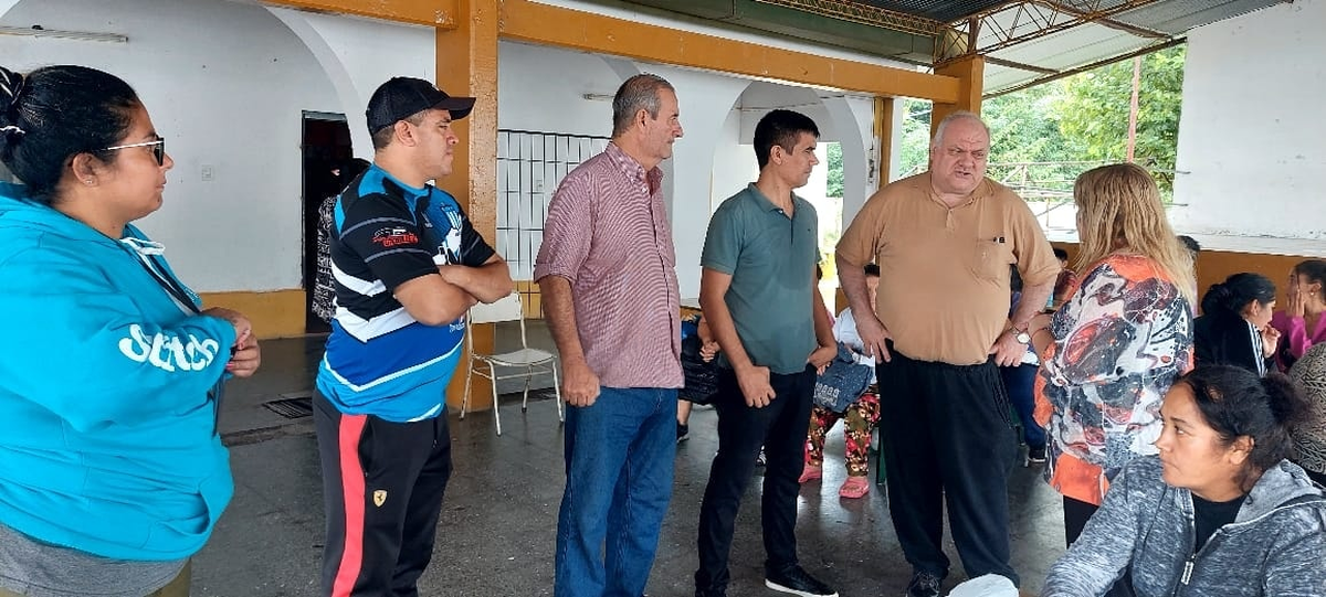 Tras el temporal, el ministro Federico Massa se hizo presente en Santa Ana. Foto Comuna Santa Ana Tras el temporal, el ministro Federico Massa se hizo presente en Santa Ana. Foto Comuna Santa Ana