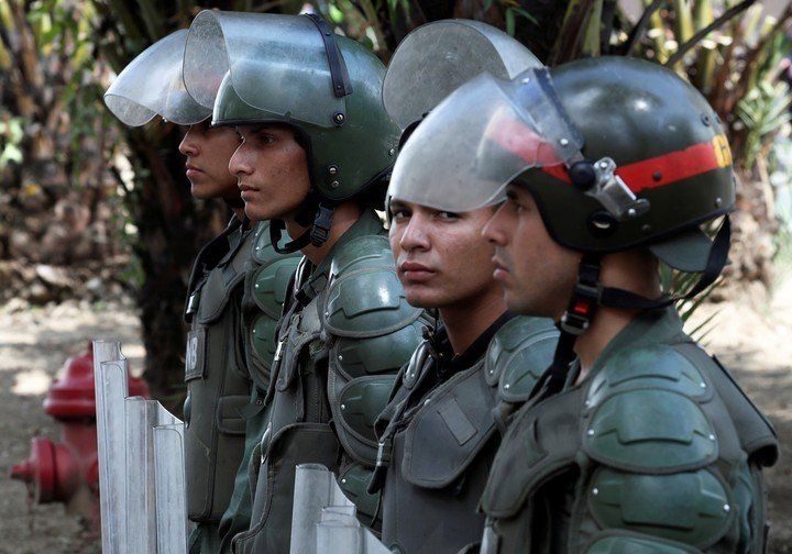 La Guardia Nacional Bolivariana se despliega en torno al Parlamento