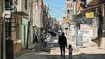 Según datos oficiales, la pobreza cayó casi 11 puntos en el último año