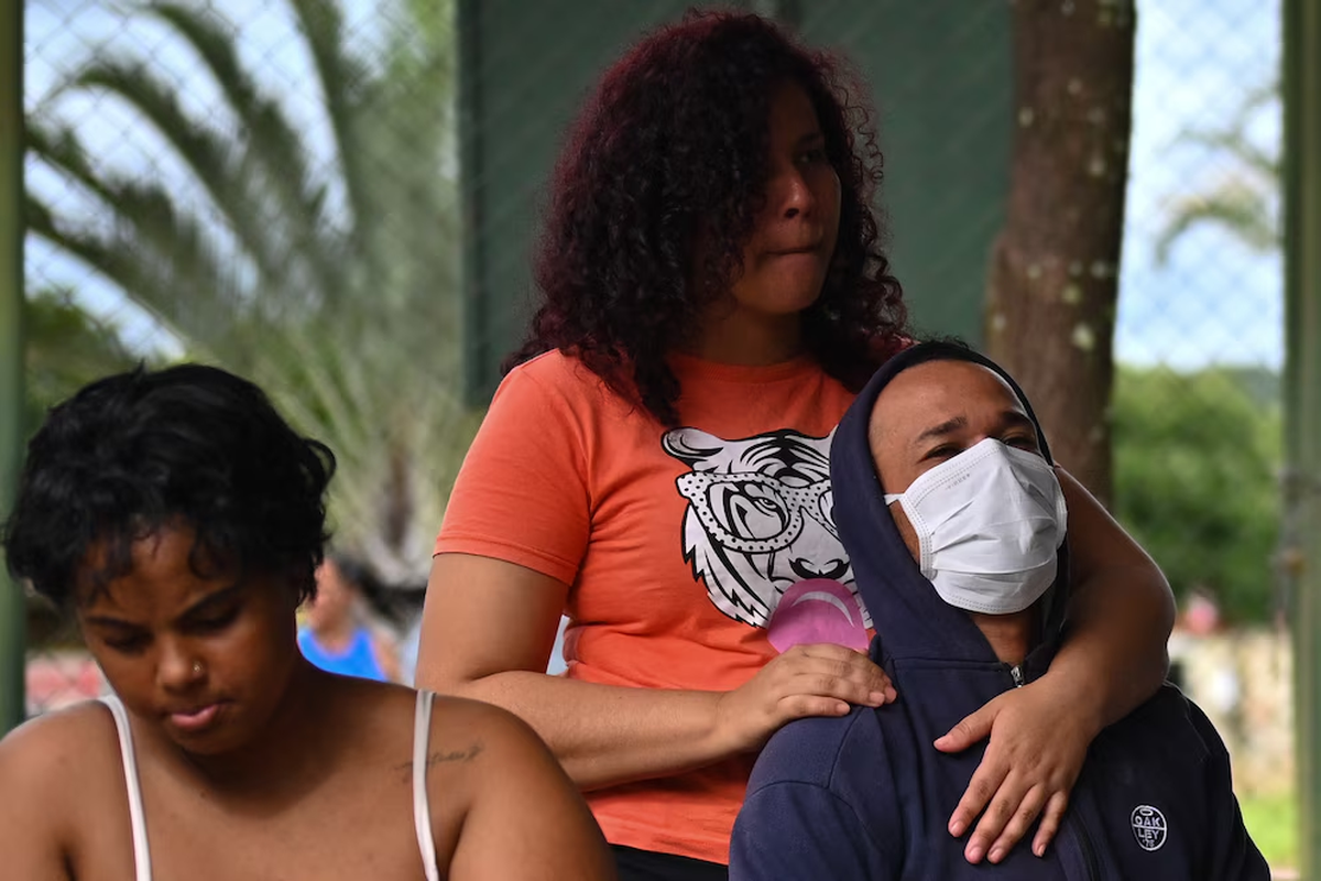 Autoridades sanitarias de Brasil advierten que el dengue grave también puede afectar a niños y jóvenes y que se deben eliminar adecuadamente las larvas y huevos de mosquitos/ EFE/ Andre Borges. Foto: Infobae