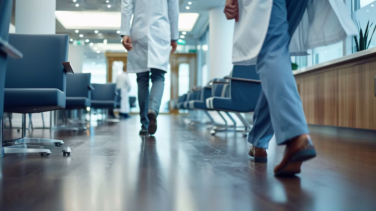 La modificación del orden de mérito para ingresar a residencias médicas incorpora cinco puntos adicionales a quienes hayan cursado toda la carrera en universidades argentinas, como parte de un nuevo esquema que prioriza la formación local (Imagen Ilustrativa Infobae)