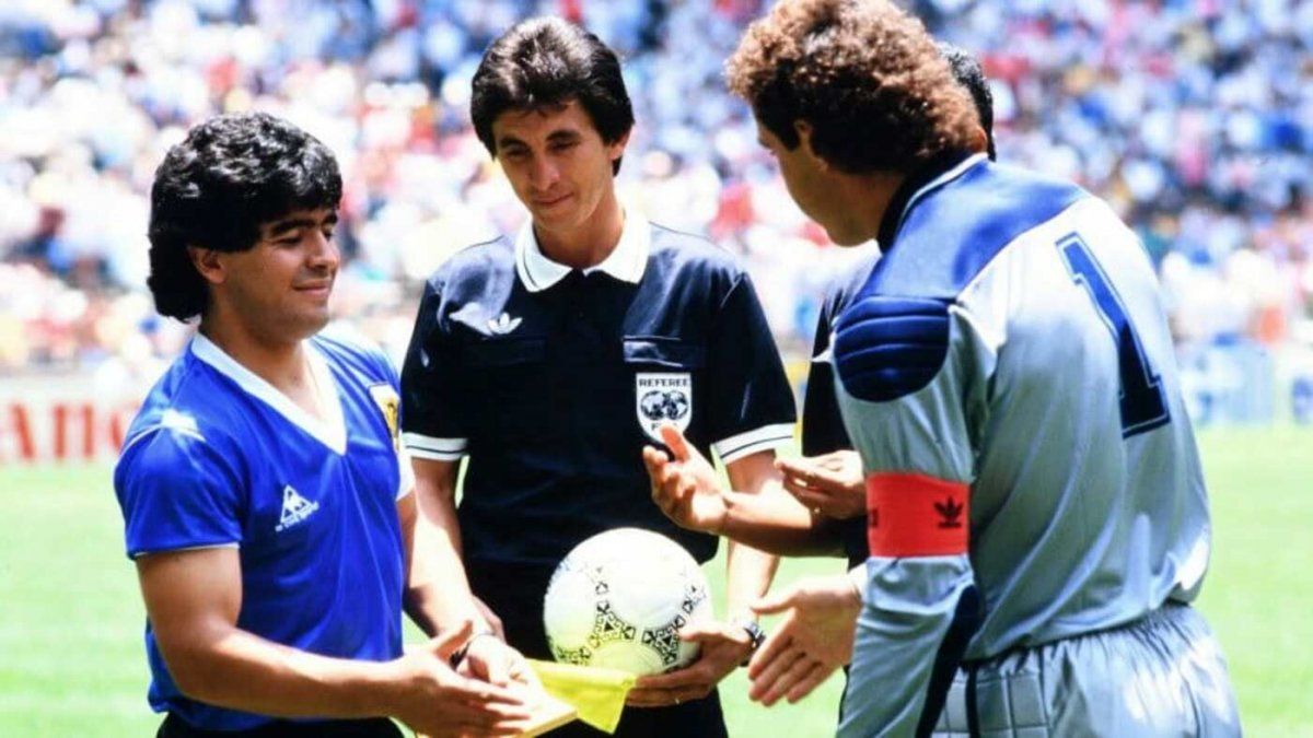 El triangular por la paz en homenaje a Maradona incluiría un amistoso entre Argentina e Inglaterra.