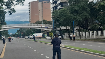 La Policía intervino y un hombre desistió de tirarse de un puente