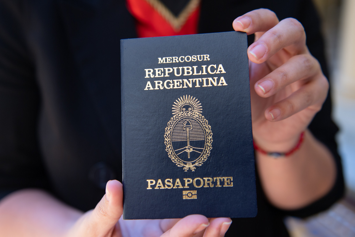 Pasaporte argentino: informan que se normaliza la entrega