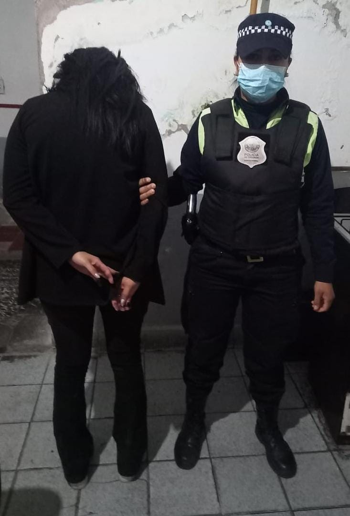 Como resultado del operativo policial, una mujer quedó aprehendida por resistencia y lesión a la autoridad.