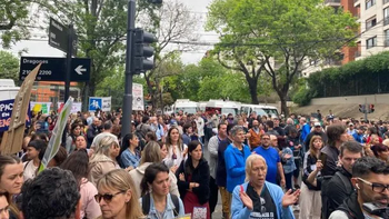 Tensión en la sede de la ANDIS: manifestantes ingresaron por la fuerza tras nuevos recortes