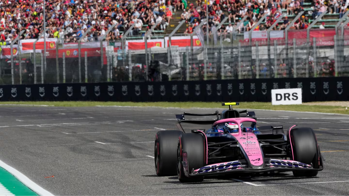 El piloto argentino Franco Colapinto, de Alpine, conduce su auto durante la sesión de clasificación previa al Gran Premio de Fórmula 1 de Imola. (Foto: TN)