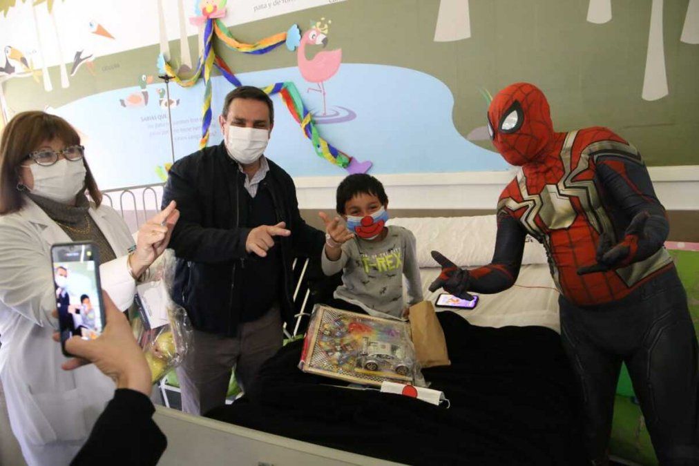 El ministro Medina Ruiz recorrió las salas del hospital del Niño con regalos.