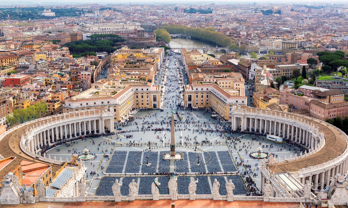 Un auto irrumpió a toda velocidad en el Vaticano: hubo disparos y un detenido