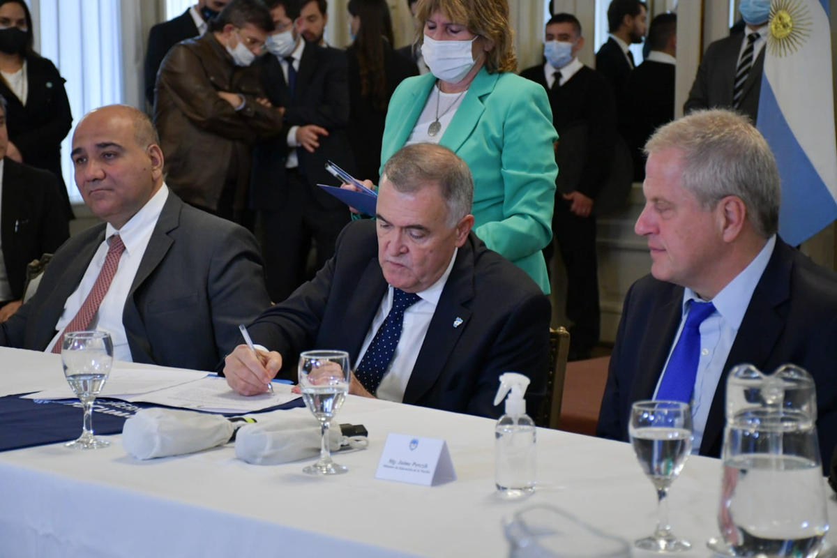 Firma de convenios con el Ministro Perczyk y Manzur.
