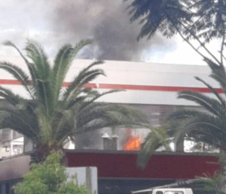 Incendio cerca de estación de servicio de América y Belgrano