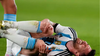 Argentina - Panamá: Messi recibió una dura patada en la rodilla