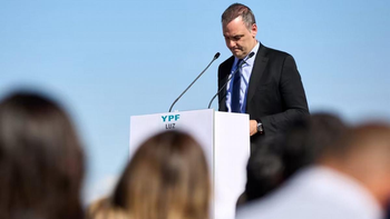 Adorni renunció a su cargo en el directorio de YPF