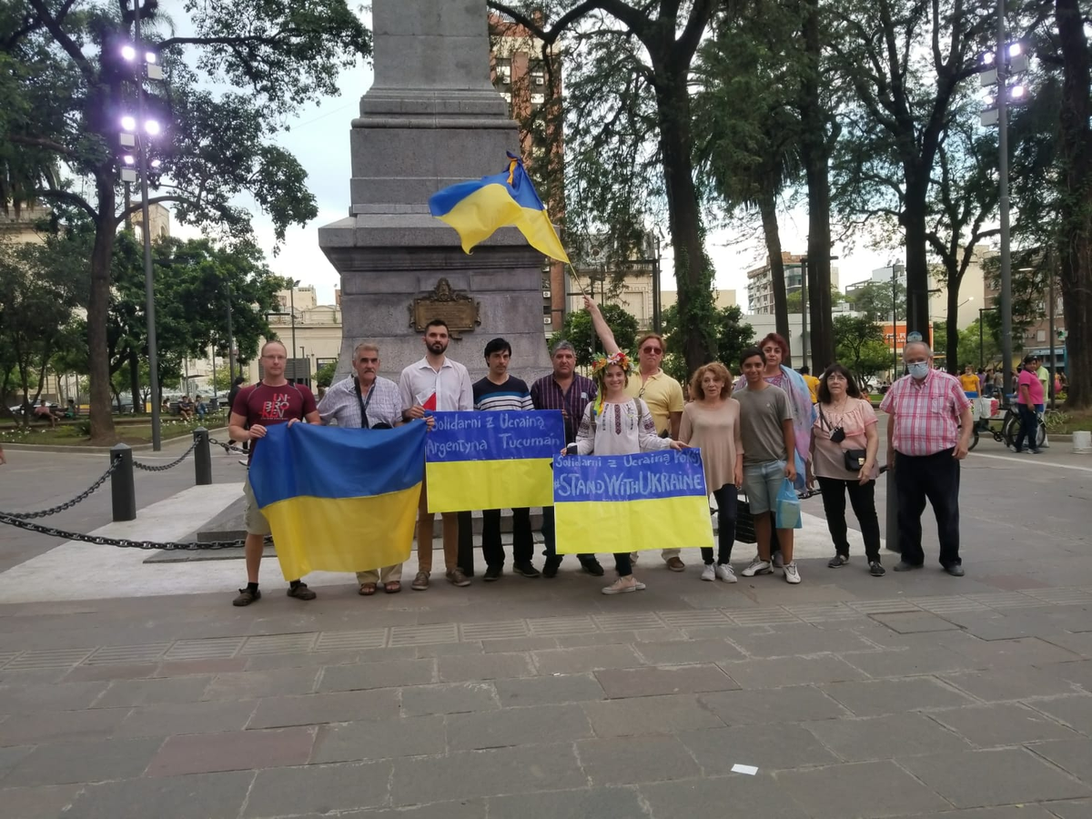 La comunidad polaca pidi&oacute; por la paz en Plaza Independencia. Foto Facebook Comunidad Polaca de Tucum&aacute;n