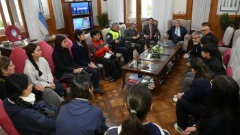 Jaldo recibió a alumnos de la ESEA y les garantizó asistencia
