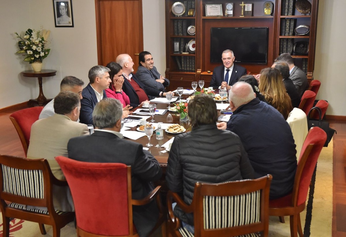 Legislatura. El vicegobernador Osvaldo Jaldo se reunió con la comisión de Labor Parlamentaria.