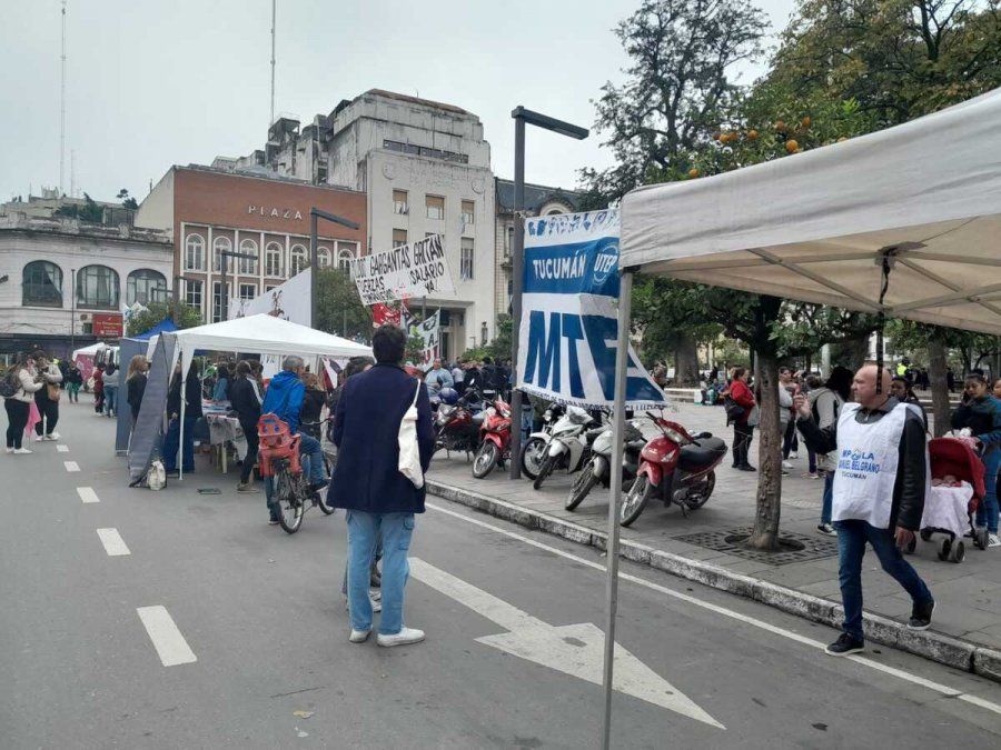 Cocineras comunitarias realizan un ollazo frente a Casa de Gobierno