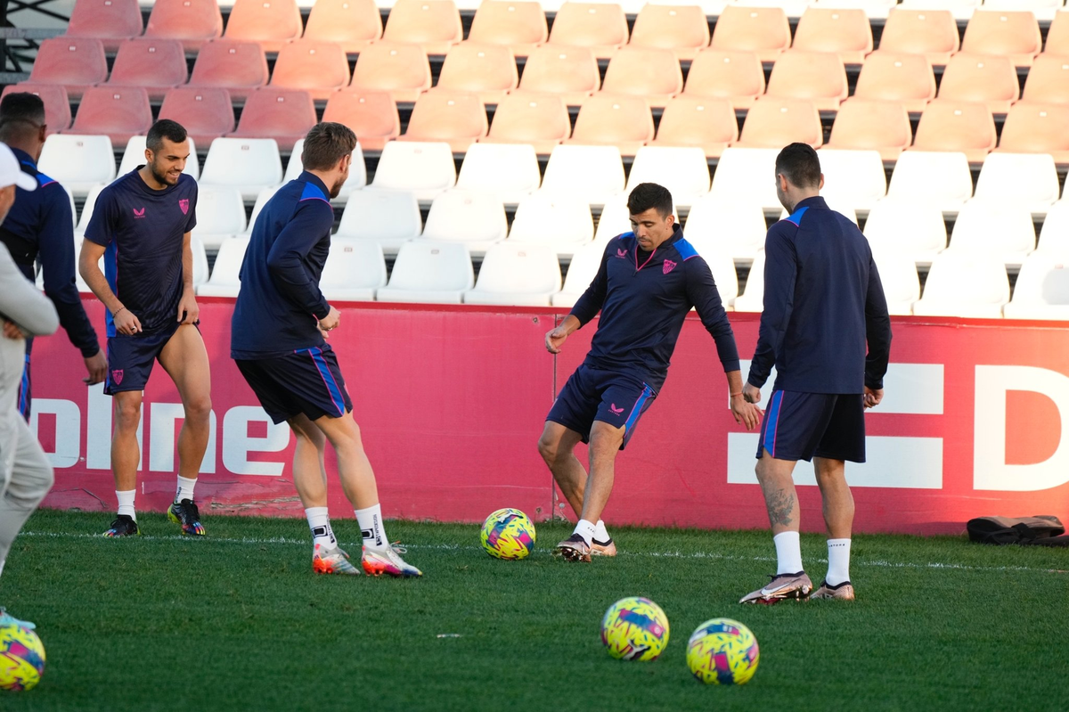 Marcos Acuña y Montiel volvieron a entrenar en Sevilla