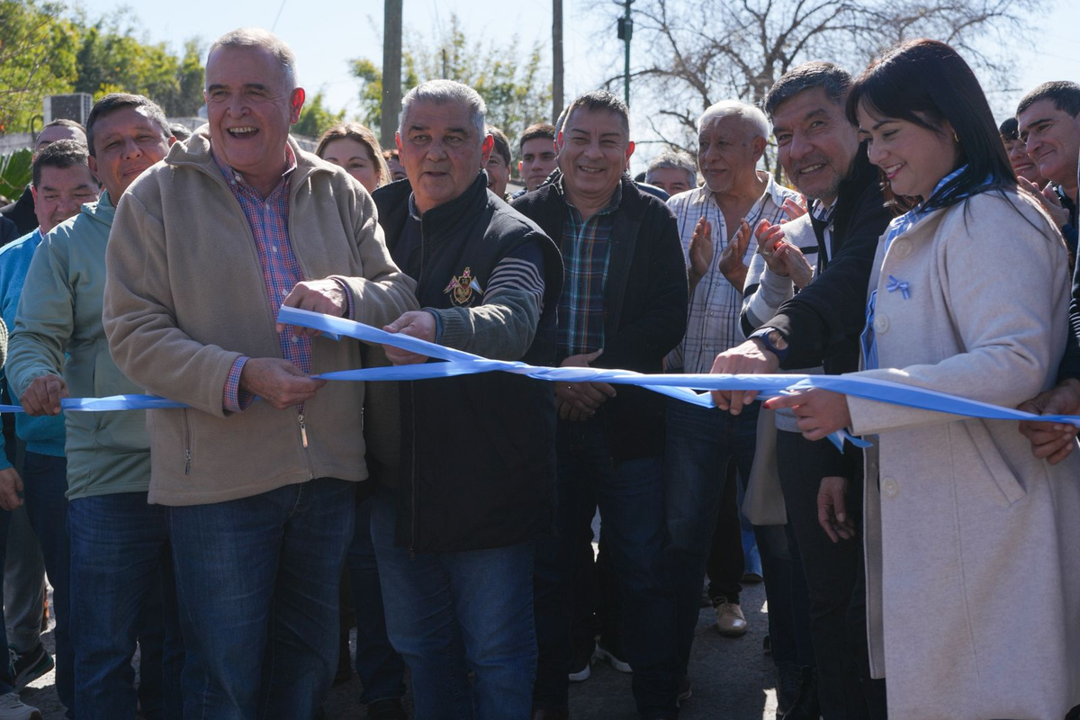 El gobernador inauguró pavimento y una pista de salud en Delfín Gallo