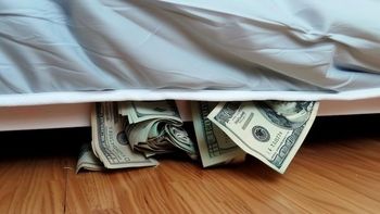 El INDEC estimó que los argentinos guardaron USD 254.898 millones fuera de los bancos