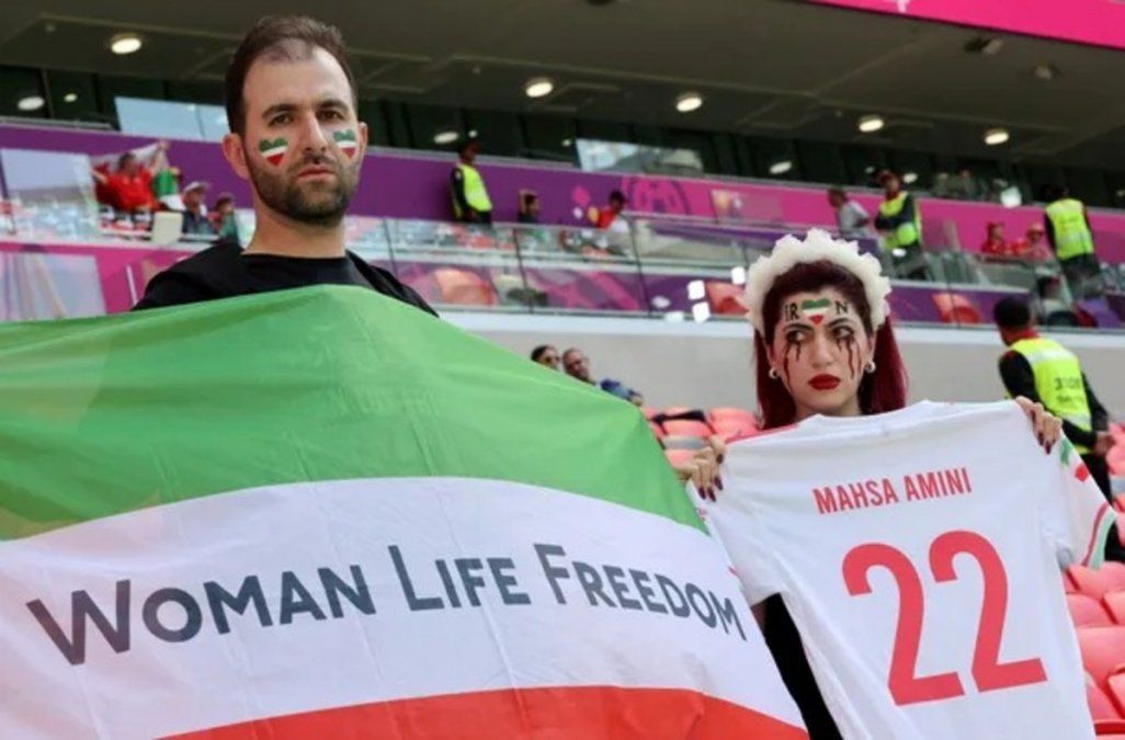 El seleccionado de Irán cantó el himno y sus hinchas protestaron