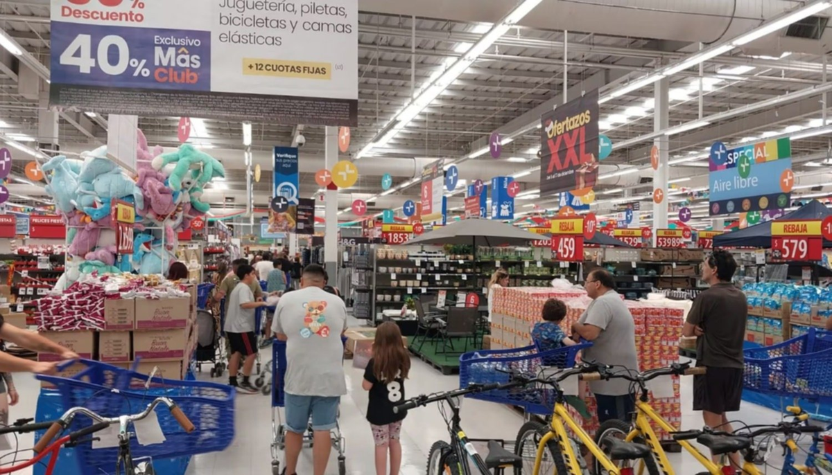 Largas filas en supermercados y mayoristas previo a la era Milei