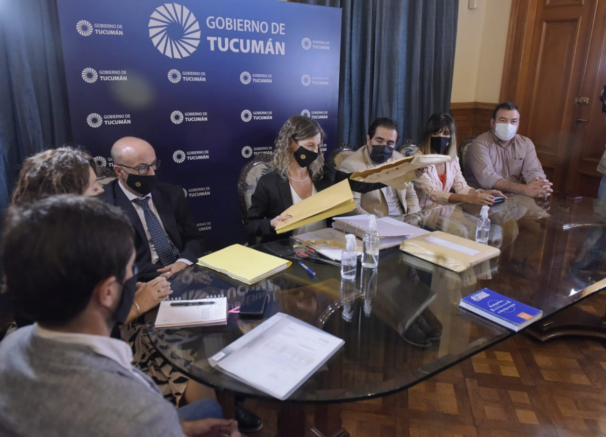 Apertura de sobres para la construcci&oacute;n de viviendas.