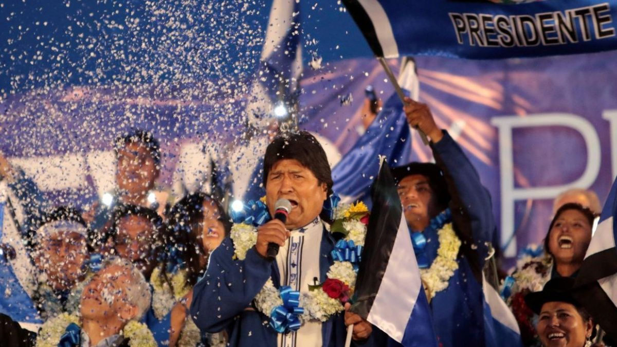 Evo Morales anunció su triunfo en las elecciones y acusó a la derecha de incitar a la violencia.