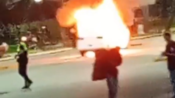 Un taxi se incendió cerca de la Terminal de Ómnibus