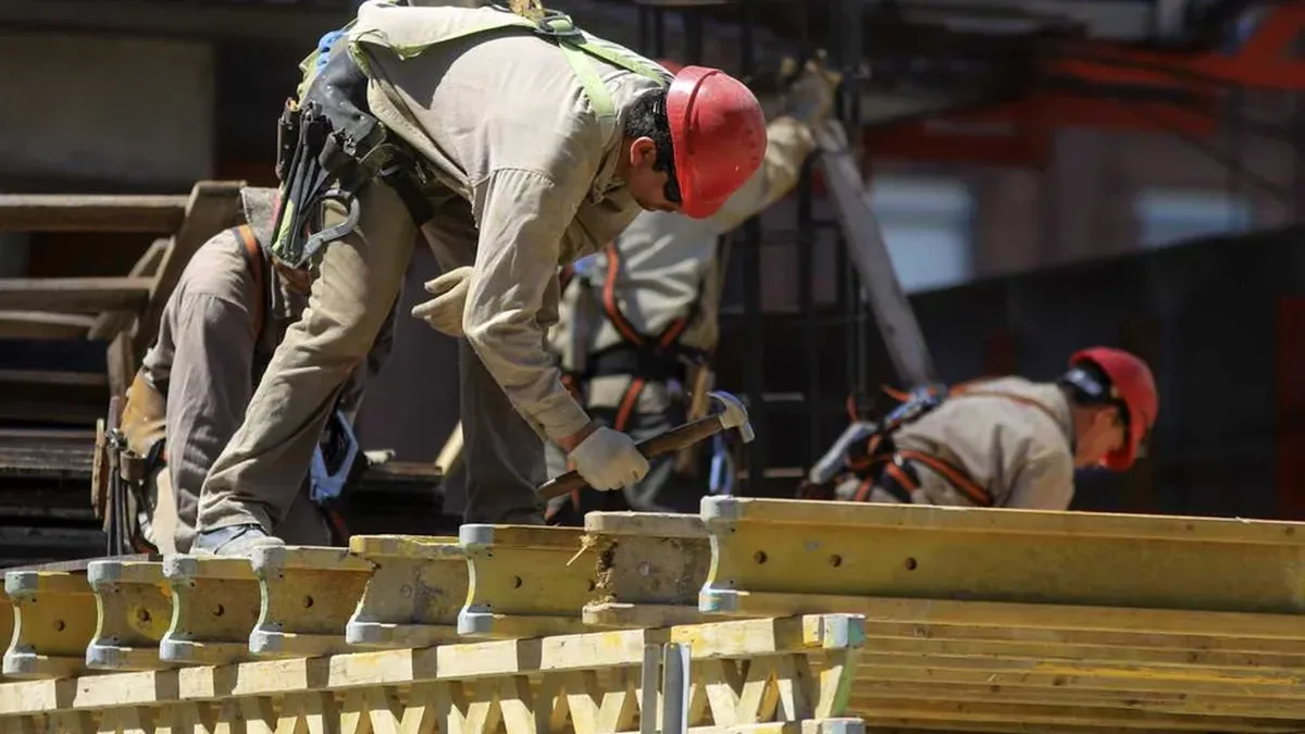Cambio de tendencia en el empleo privado formal tras once meses de caída. Cambio de tendencia en el empleo privado formal tras once meses de caída.