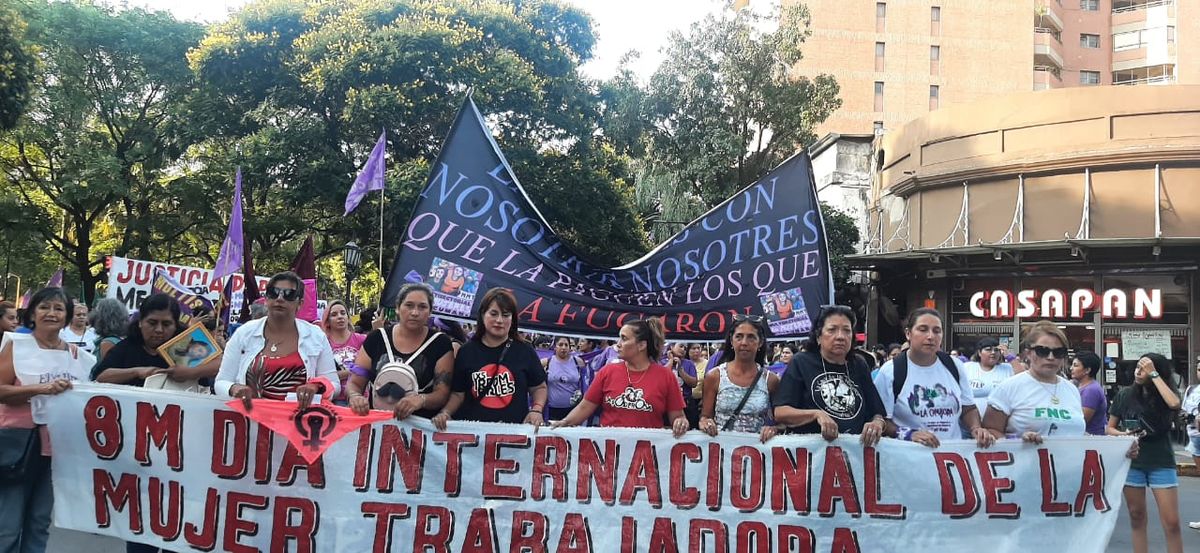 8M: en Tucumán coparon la Plaza Independencia