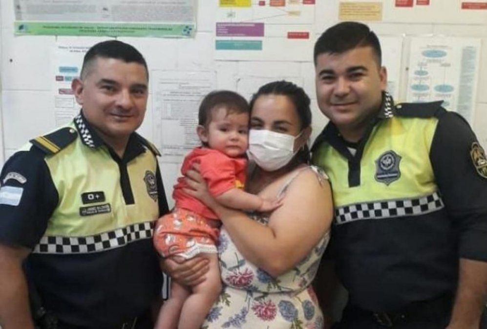 Una bebé sufría una convulsión y dos policías salvaron su vida