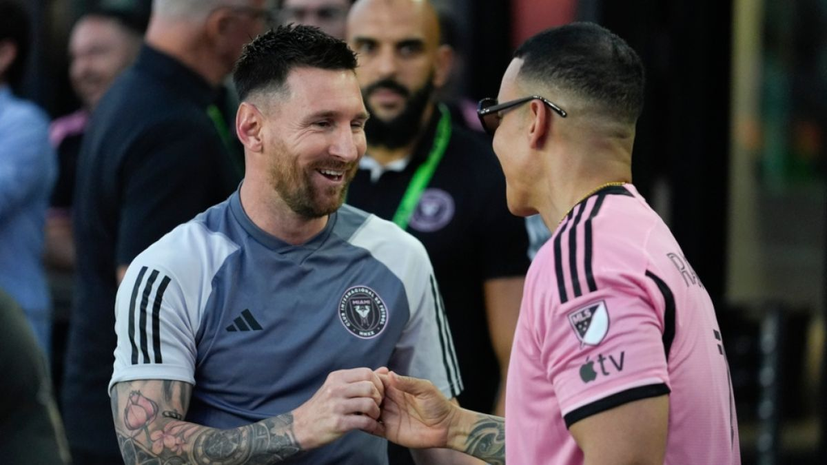 Lionel Messi volvió a las canchas tras la lesión y tuvo visitas en la tribuna: su encuentro con Daddy Yankee. (Foto: Récord).