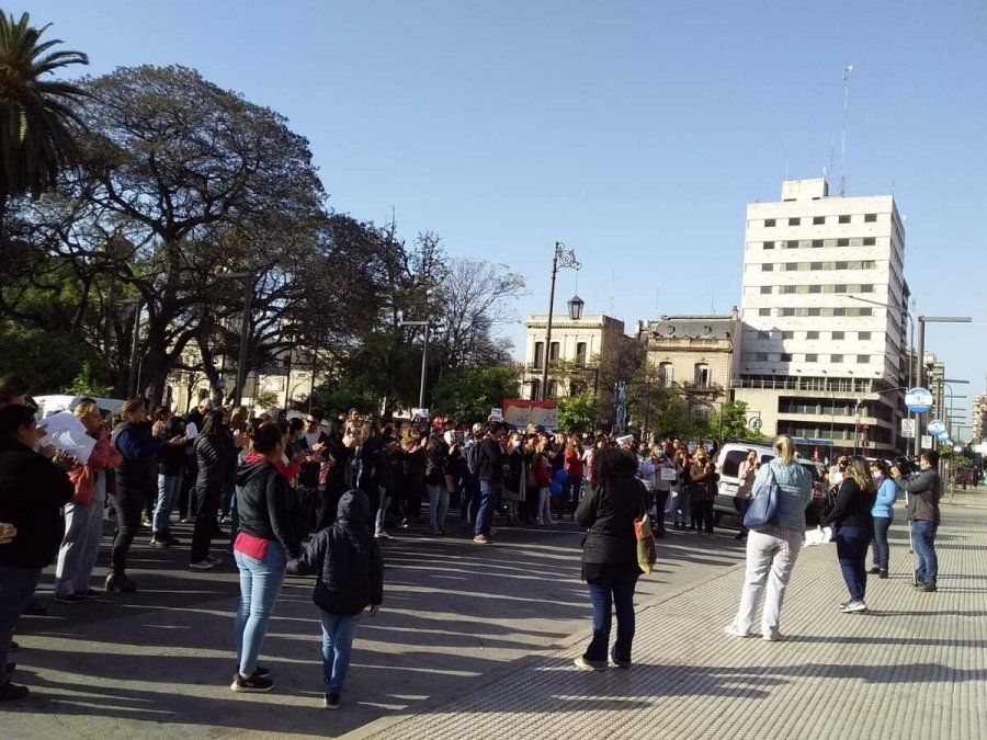 Prestadores de salud reclaman pagos en Plaza Independencia.