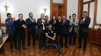 Jaldo entregó una silla de ruedas deportiva a un atleta paralímpico tucumano