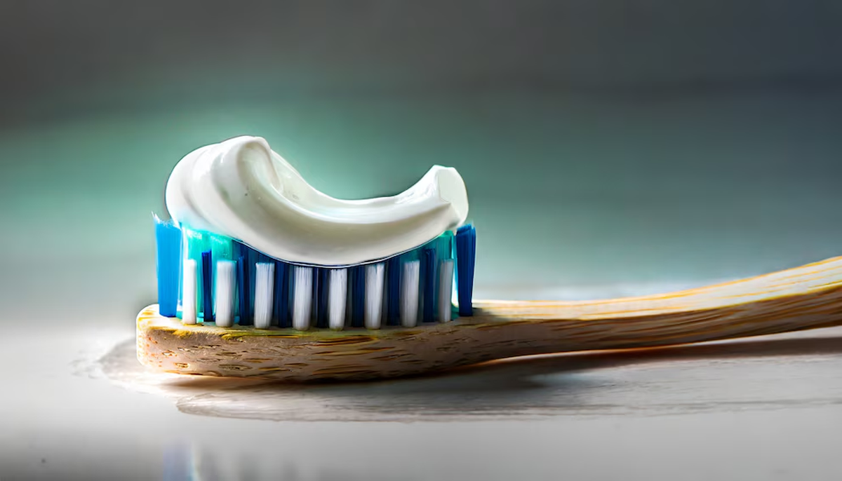 Las autoridades de Brasil reportaron efectos reversibles en los casos asociados al uso de pastas dentales con fluoruro de estaño, entre ellos ardor, úlceras bucales, heridas en la mucosa oral, hinchazón y dolor en distintas zonas de la boca (Imagen Ilustrativa Infobae)