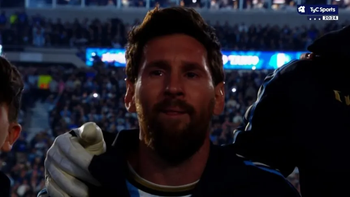 Las lagrimas de Messi en el momento del himno en su despedida