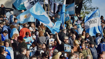 Banderazo por Cristina Kirchner en Parque Lezama a un año de su detención