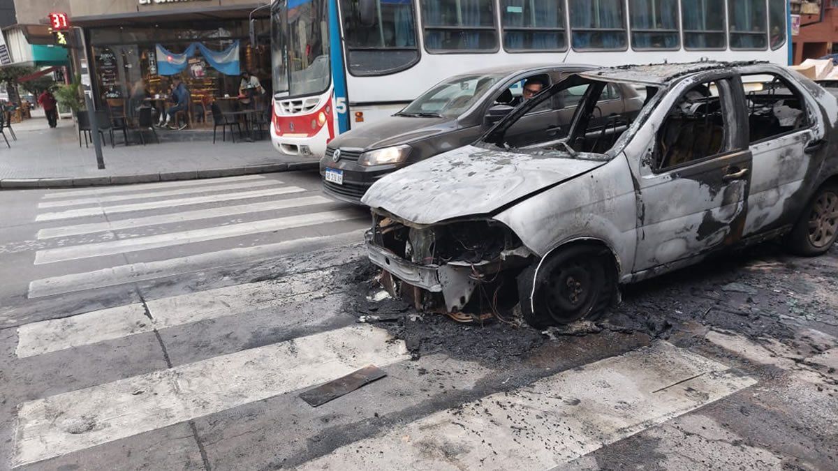 Un auto se prendió fuego en San Martín y Salta